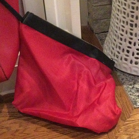 Zara duffel bag with inside pouch in red with black straps - Picture 5 of 10